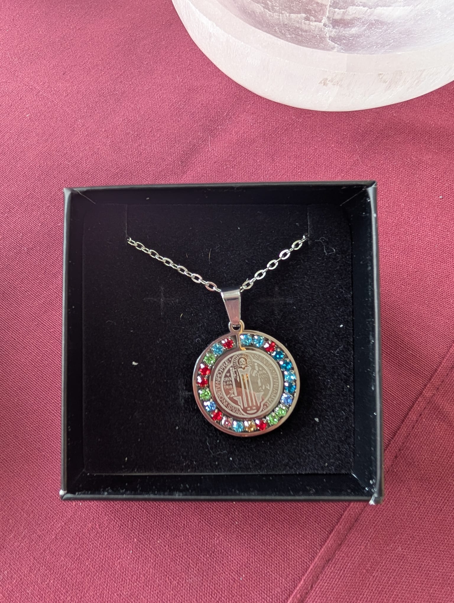 Medalla san benito,plateada con cristal de colores