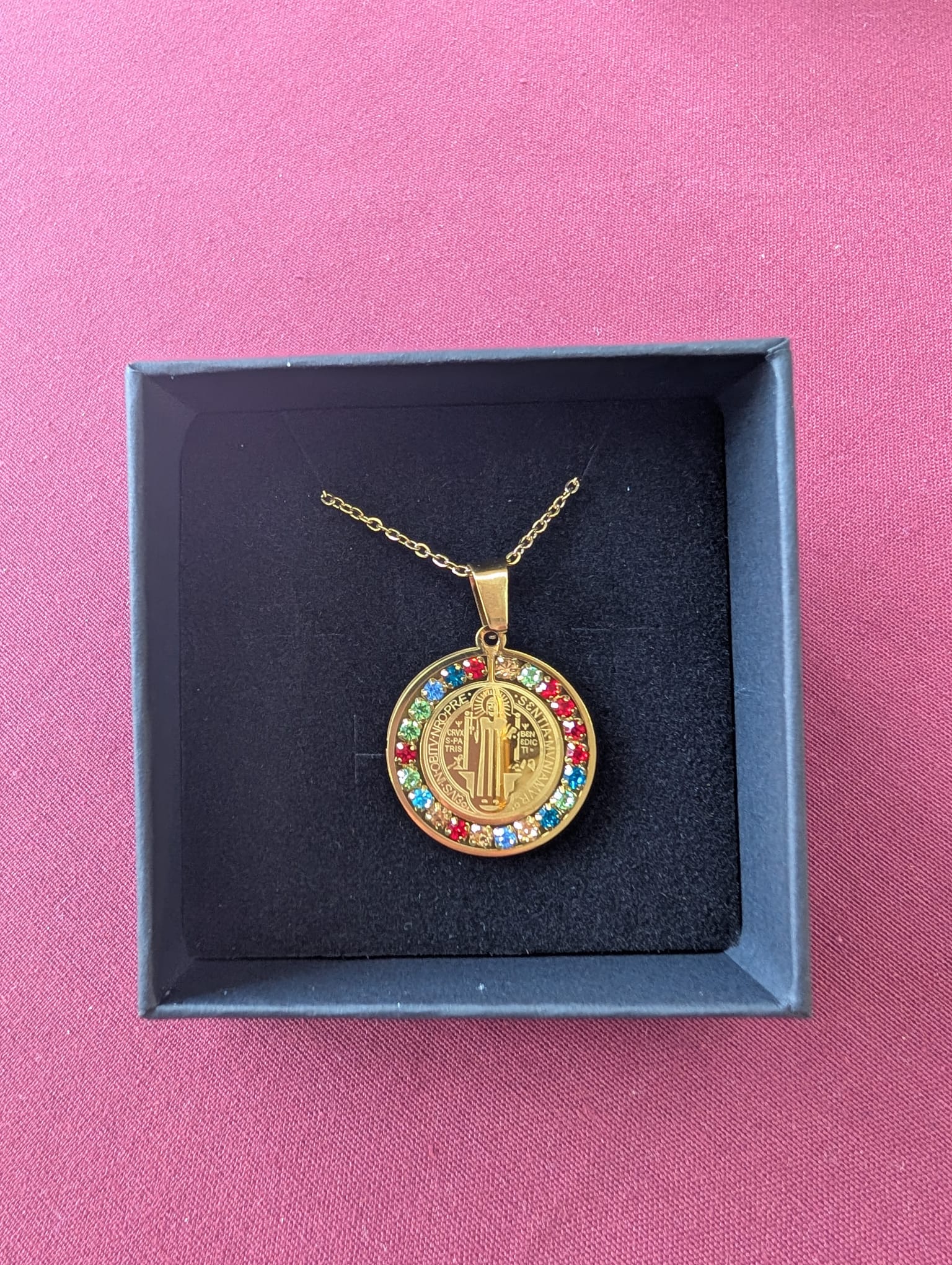 Medalla San Benito dorada,con cristales de colores